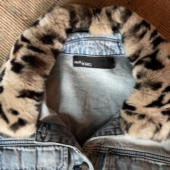 Ava Kris light blue denim with denim jacket with detachable leopard fur collar. - Picture 5 of 5